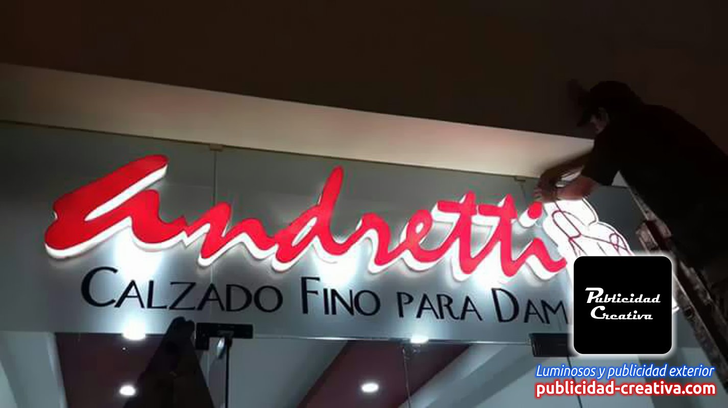 Instalación de anuncios en plazas comerciales. Publicidad Creativa.