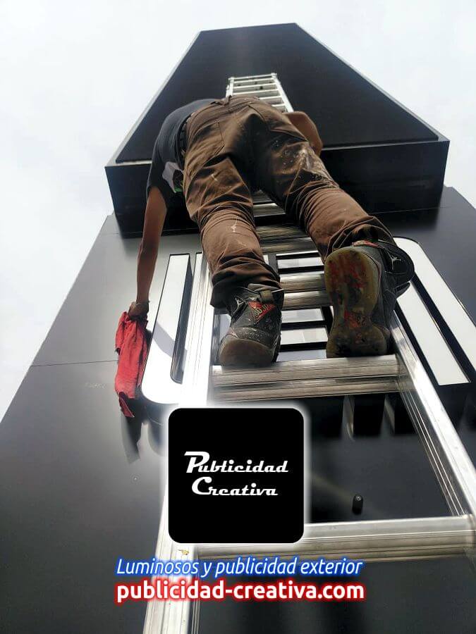 Instaladores de letreros 3D en altura